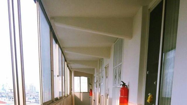 복도에 있는 강아지를 보고 너무 놀란 사연