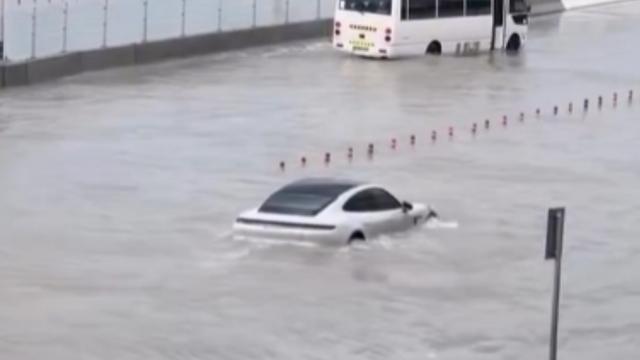 “잠수함이야?” 침수된 물속을 달리는 포르쉐 타이칸…결과는?