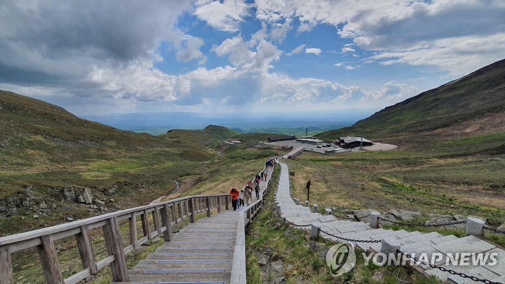 백두산 중국 측 등반로[연합뉴스 자료사진] / 사진 = 연합뉴스