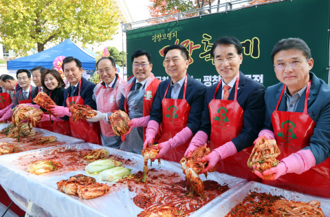 서울 국회의사당 소통관 앞 광장에서 ‘평창 고랭지김장축제 국회 시식회 및 평창농산물전’이 열렸다