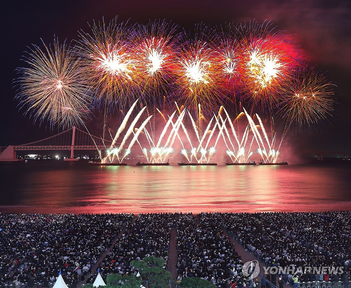 100만 인파 운집한 부산불꽃축제... 광안리 밤하늘 수놓은 '희망의 불꽃' / 사진 = 연합뉴스