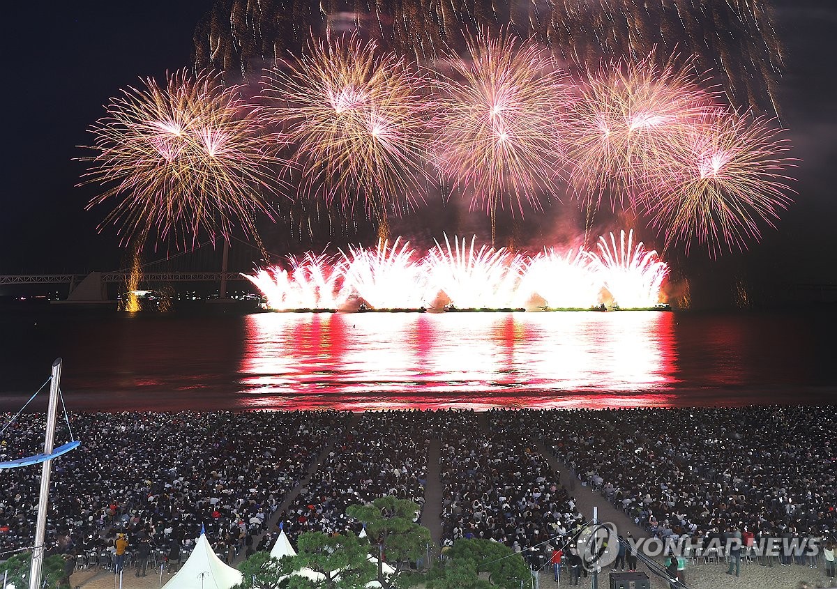 100만 인파 운집한 부산불꽃축제... 광안리 밤하늘 수놓은 '희망의 불꽃' / 사진 = 연합뉴스