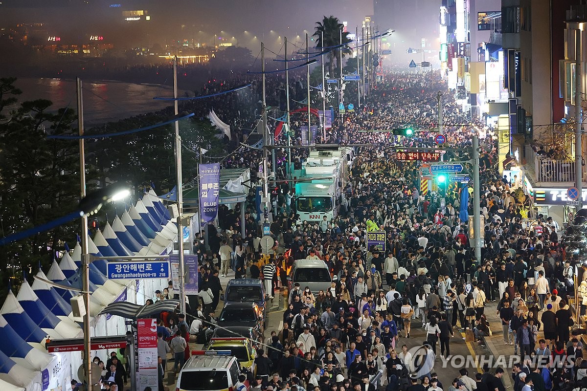 지난해 열린 부산불꽃축제 인파[연합뉴스 자료사진]