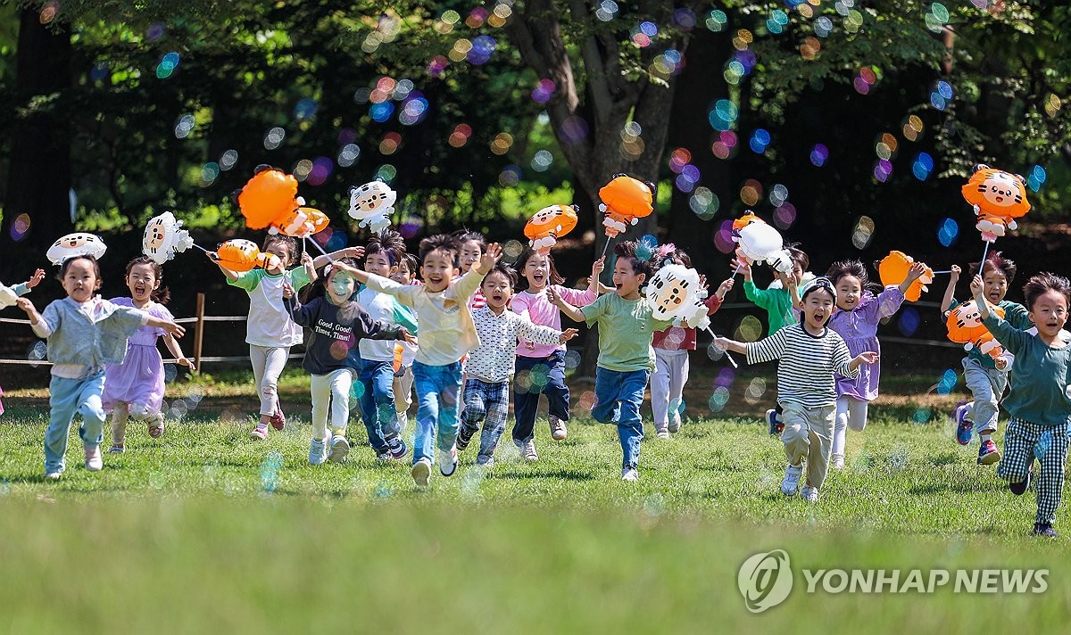 "어린이날 선물로 아이브 포토카드" 요구에 부모들 '오픈런'[연합뉴스]