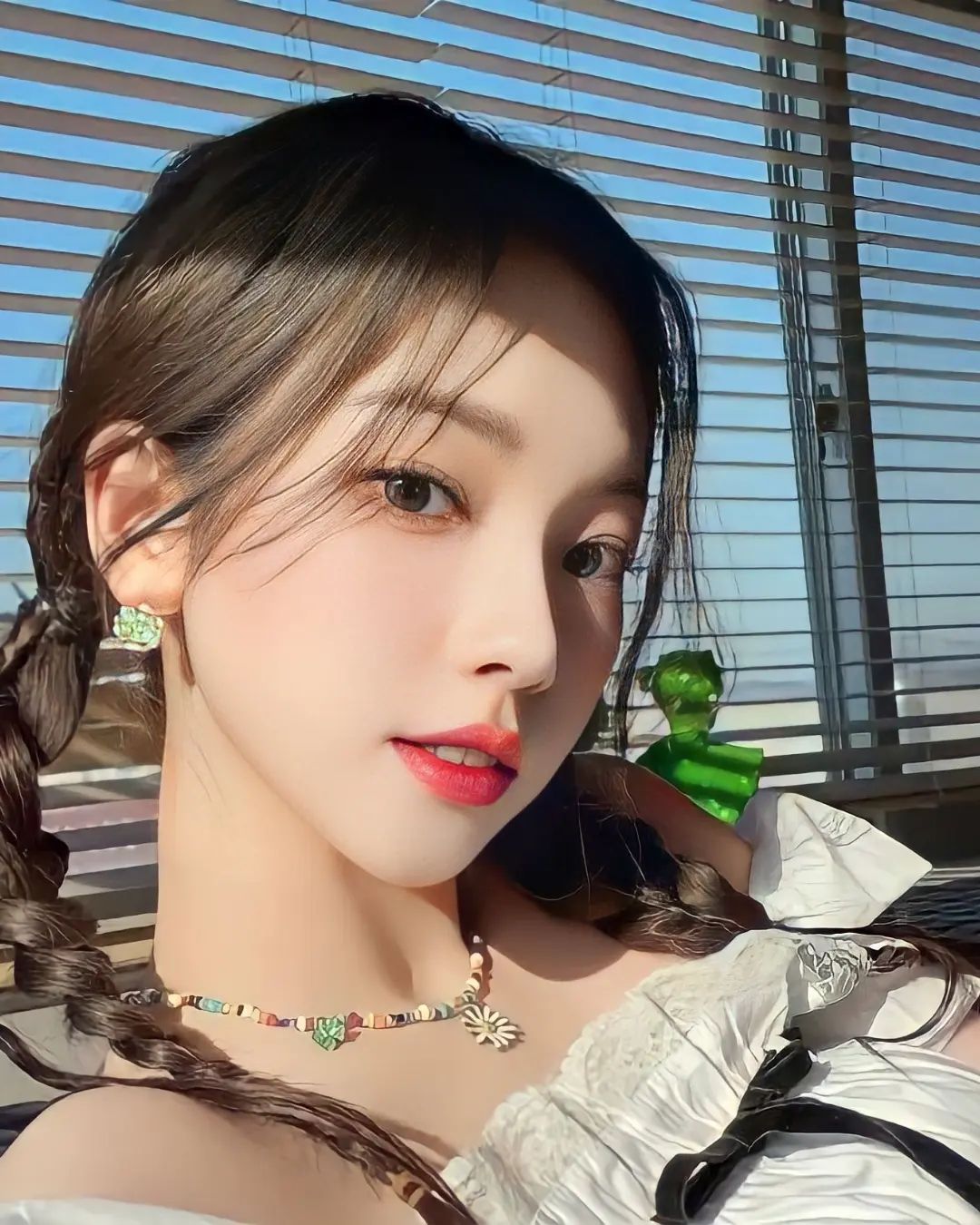 메이크업받는 신 카리나