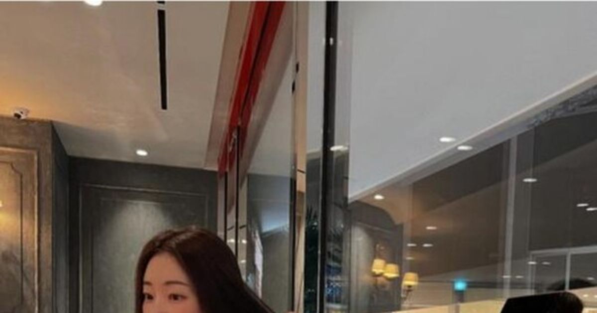 ‘46세 믿기지 않는 동안 미모’ 배우 김사랑, 카페 포착…여전한 여신 비주얼 과시
