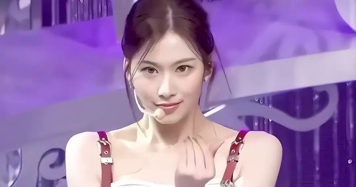 트와이스 사나 흰 란제리 코르셋 겨드랑이 허벅지