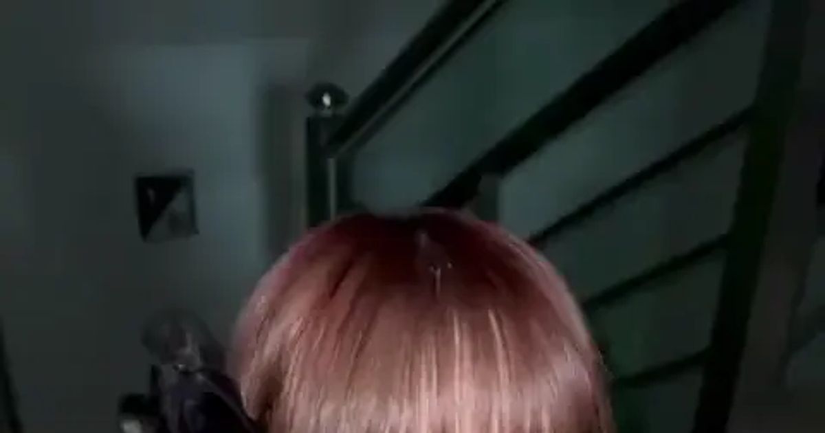 시그니처 지원 복도 계단에 앉아 쇼츠 촬영 가슴에 구멍난 의상