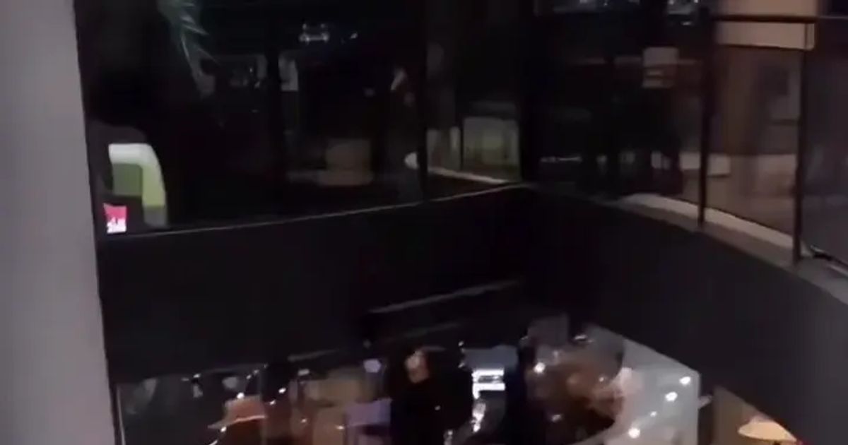 ???: 이 호텔에서 나가야되냐