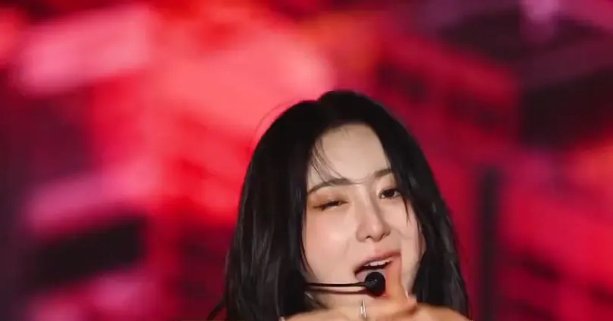 이채연 누드톤 코르셋 의상