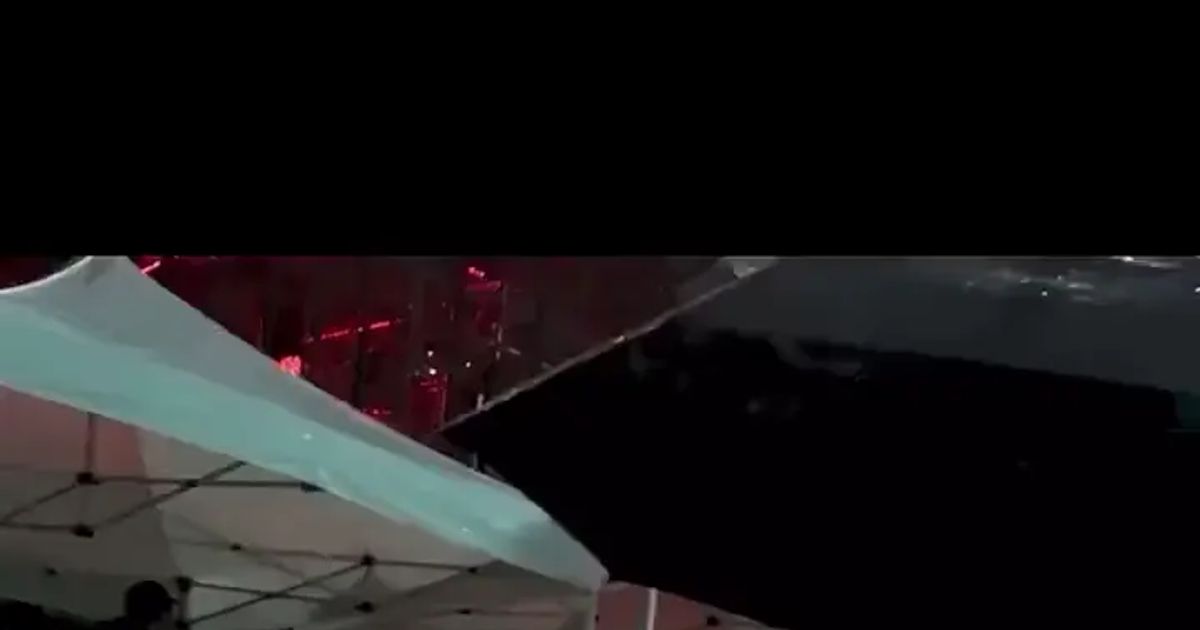 콘서트 리허설 직후 음향감독과 진지하게 대화하는 아이유.mp4