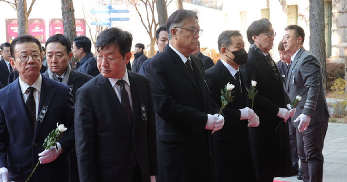 대통령실 3실장·1특보·8수석·3차장…전원 사의