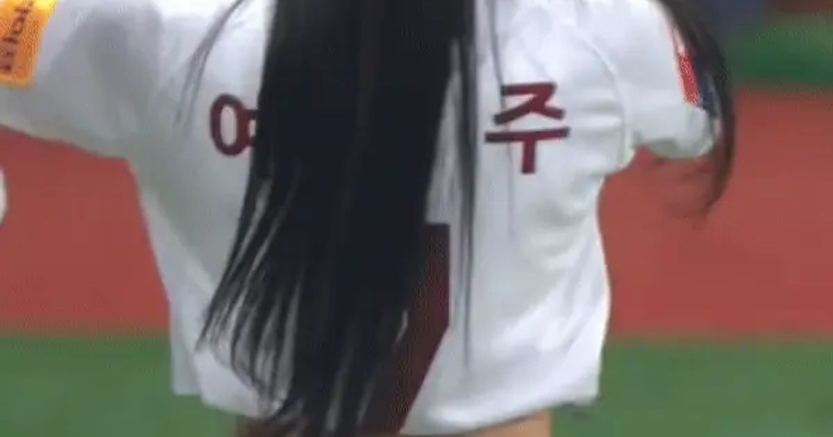 시구하러 간 아이칠린 예주 타이트한 백바지 팬티자국 엉덩이라인