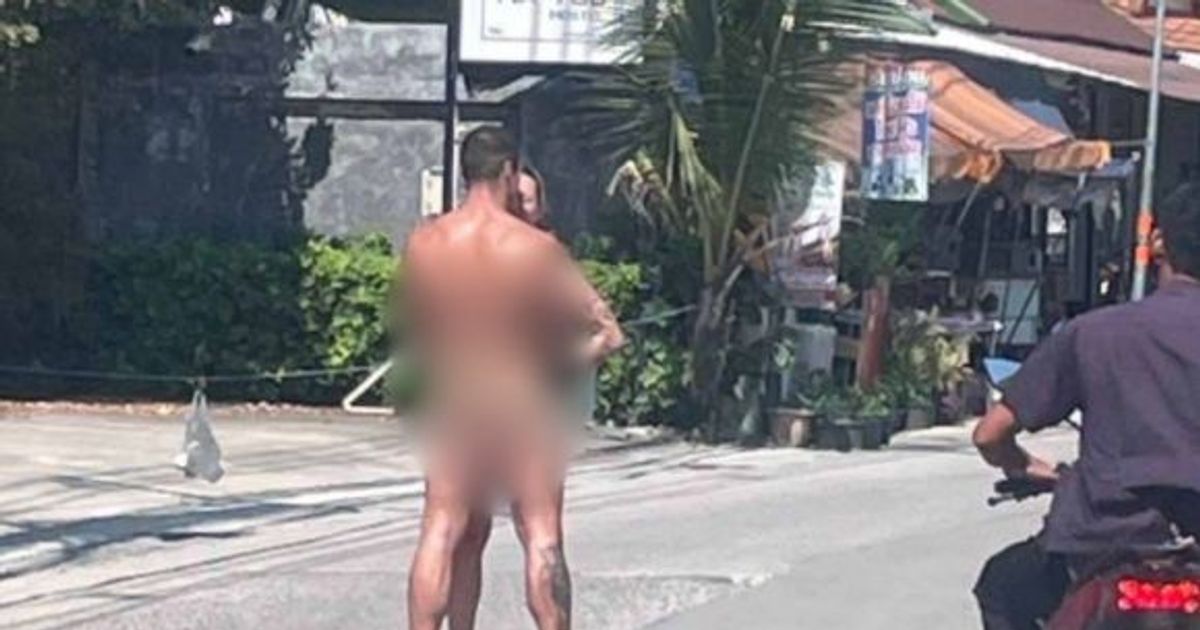 도로 한복판서 알몸으로 포옹한 커플…"애정 표현"