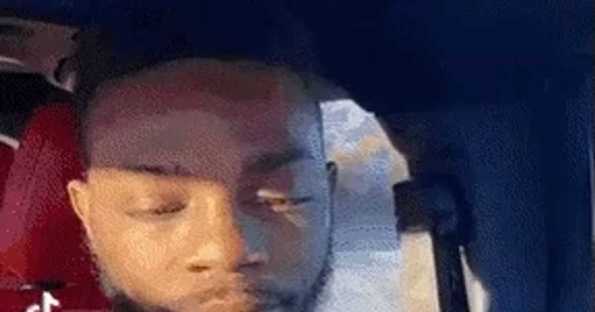 차에서 빵 먹을 때