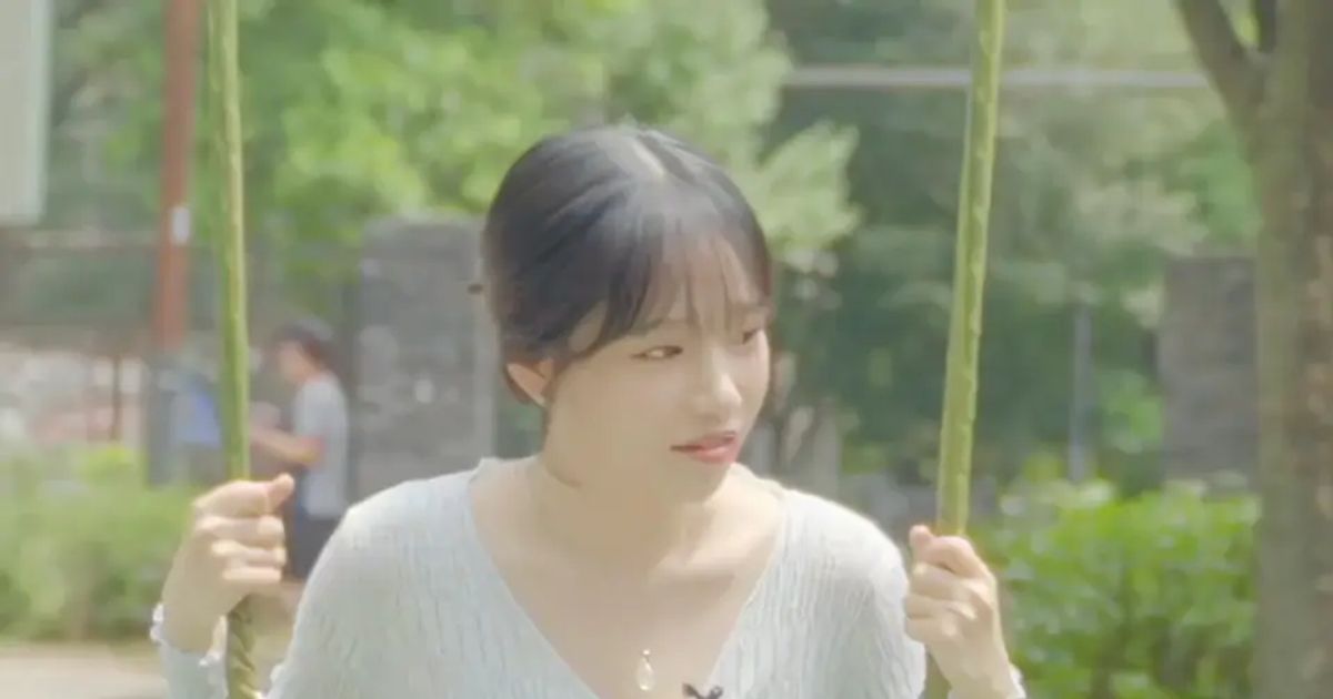 짧은 치마입고 그네 타는 조유리